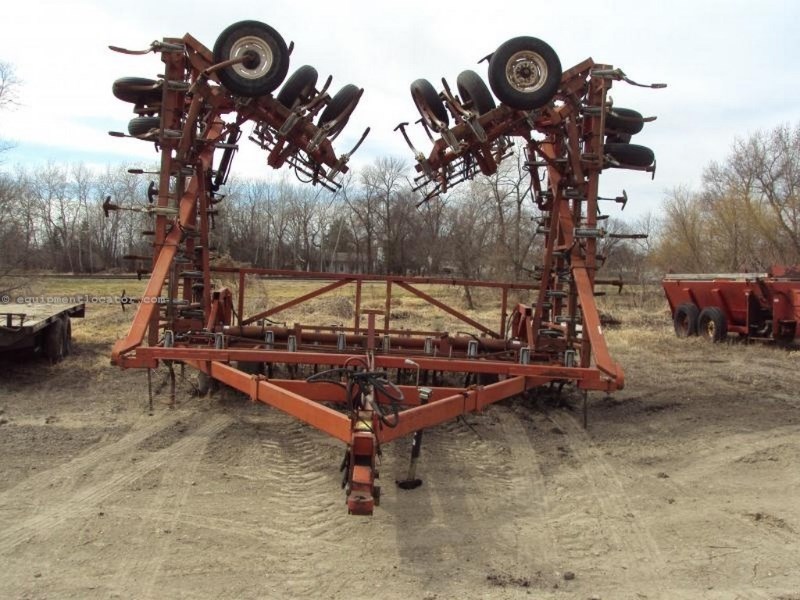 WilRich 3400, 54', 5 Sec, Sweeps, 7" Spacing Field Cultivator For Sale