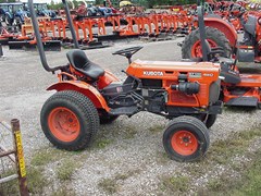 Tractor - Compact Utility For Sale Kubota B7100HST , 17 HP