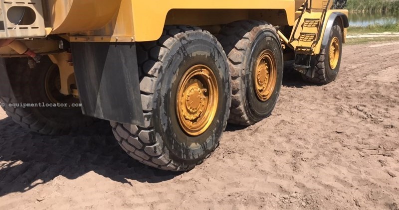 2005 Caterpillar 725 Image 10