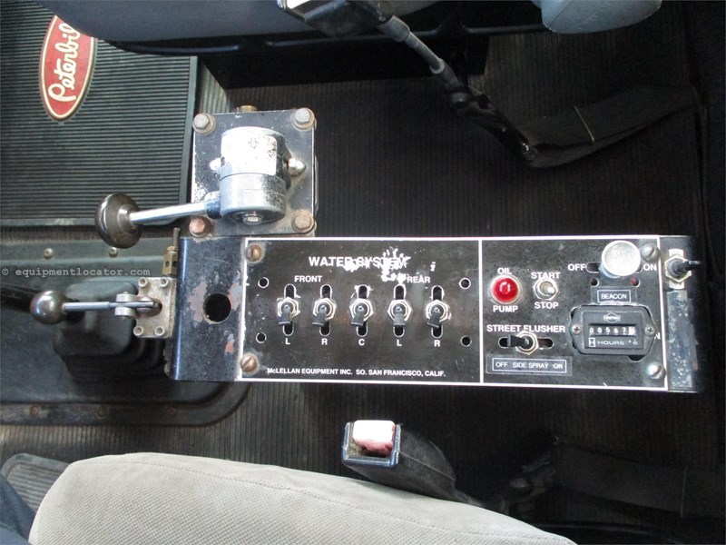 2005 Peterbilt 335 Image 10