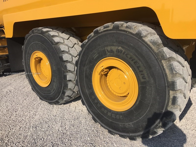 2011 John Deere 400D Image 10