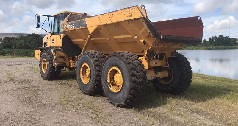 2011 John Deere 250D Image 3