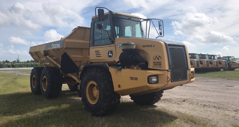 2011 John Deere 250D Image 6