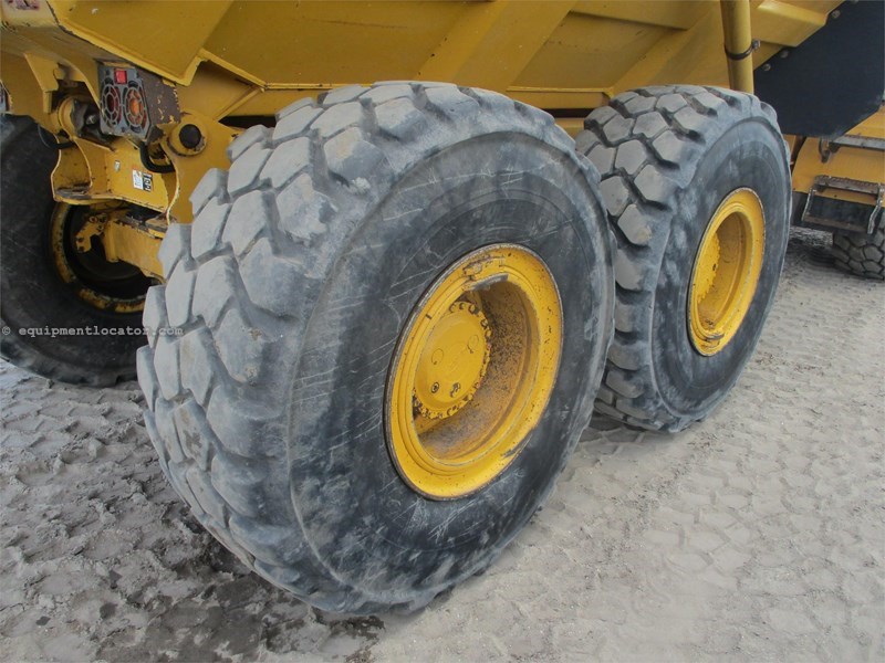 2011 John Deere 250D Image 10