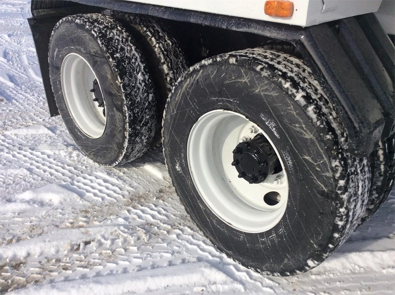 2005 Peterbilt 330 Image 10