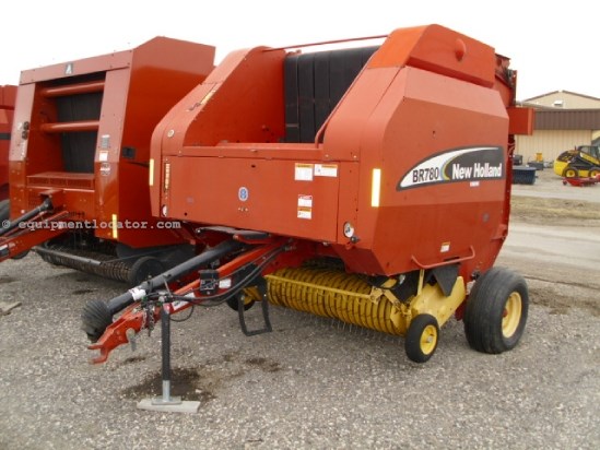 2003 New Holland BR780 Image 2
