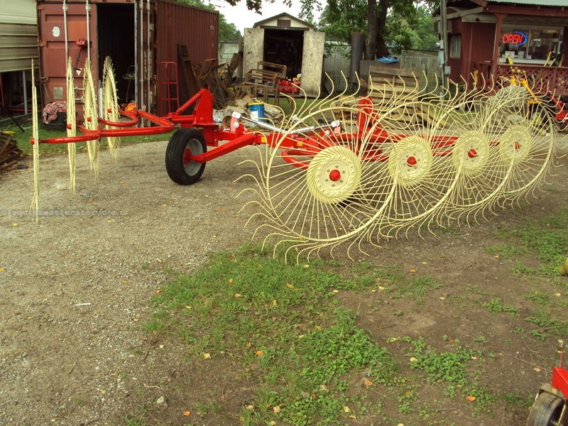 Enorossi Carted Wheel Rake Image 1