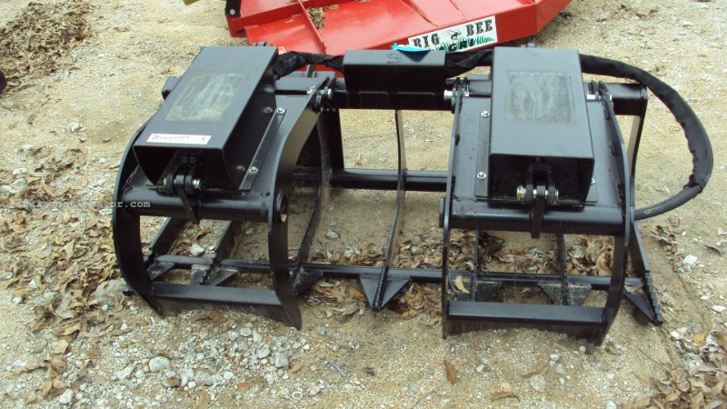 Lucas 5' twin cyl. Grapple with skid steer quick connect Image 1