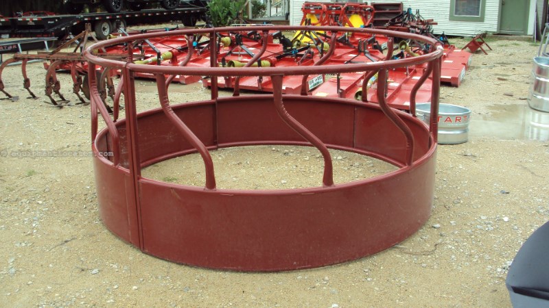 Tarter S-bar round bale hay ring  with skirted sides Image 1