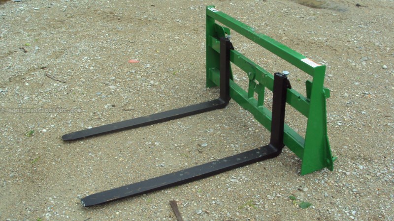 Premier compact tractor pallet forks for John Deere tracto Image 1