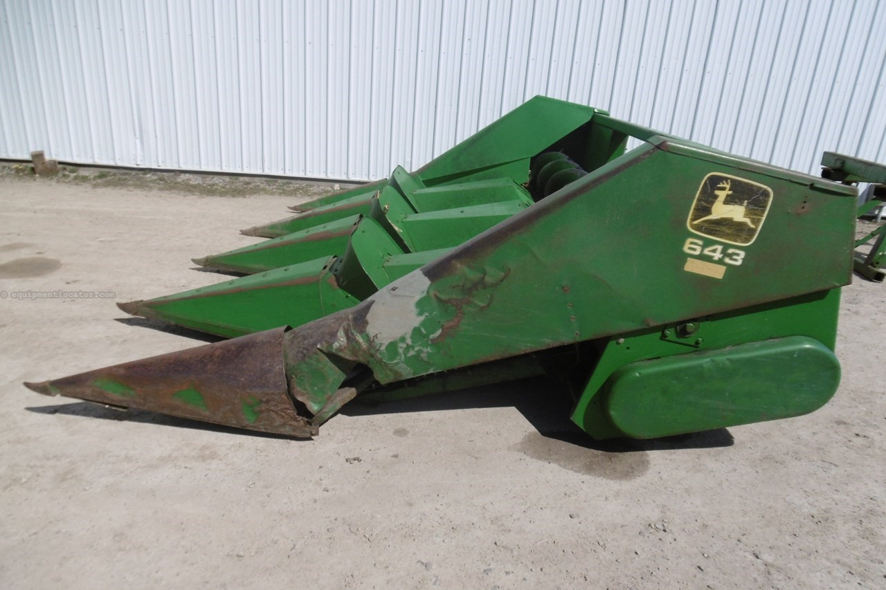 John Deere 444 Image 10