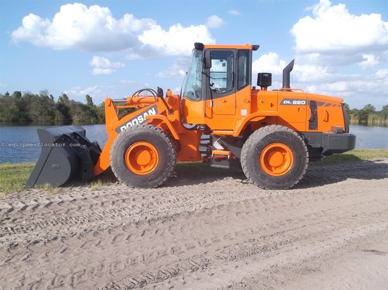 2012 Doosan DL220 Image 2