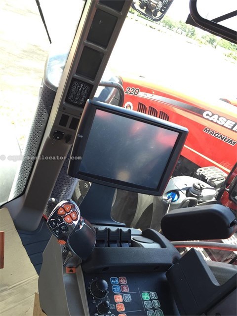 2015 Case IH MAGNUM 220 Image 10