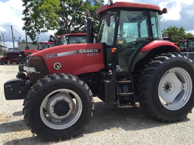 2012 Case IH FARMALL 125A Image 10
