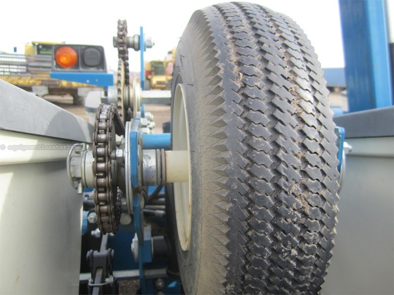 2008 Kinze 3200 Image 20