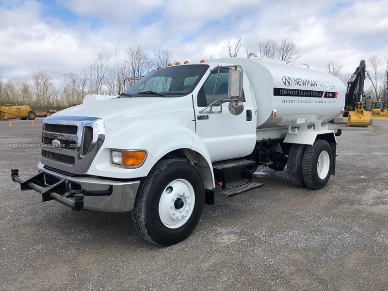 2007 Ford F750 Image 1