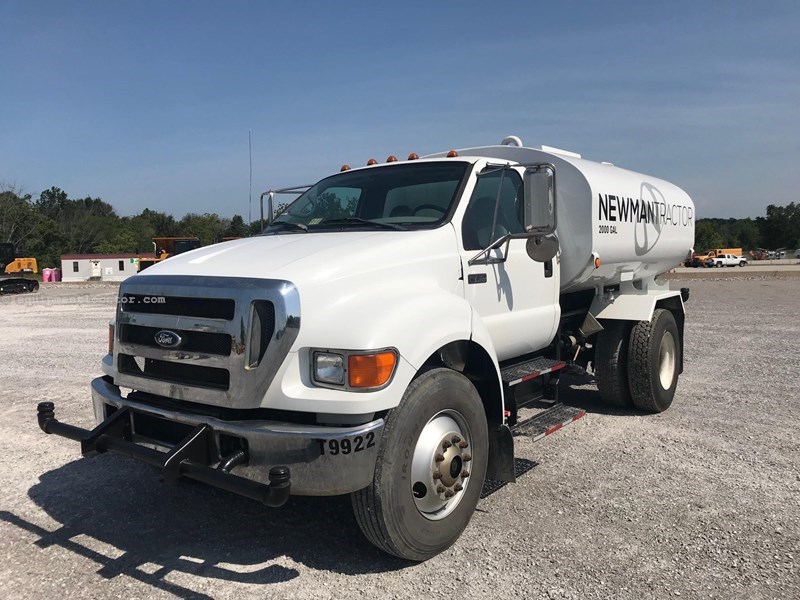 2006 Ford F750 Image 1
