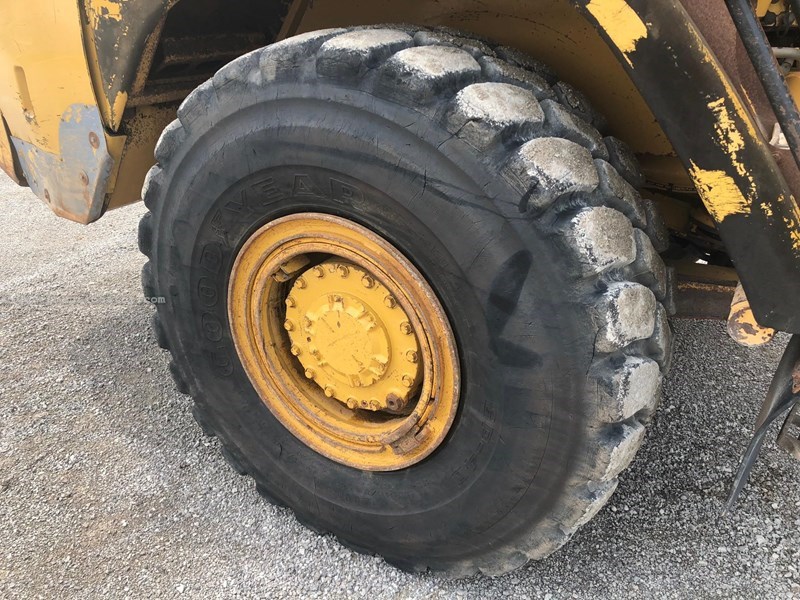 2006 Caterpillar 725 Image 10