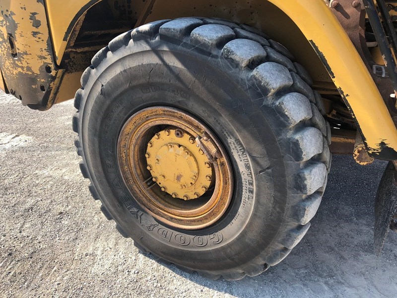 2006 Caterpillar 725 Image 10