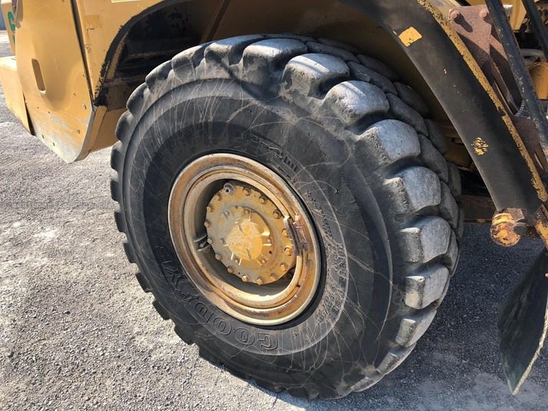 2006 Caterpillar 725 Image 10