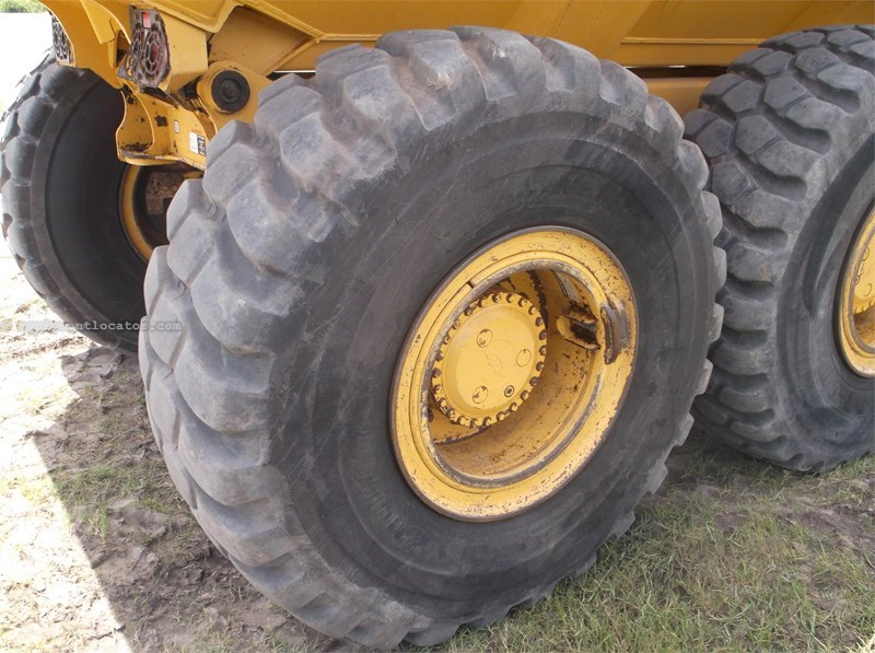 2011 John Deere 250D Image 10