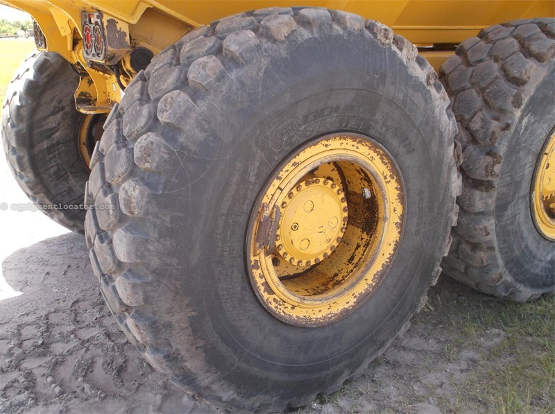 2010 John Deere 250D Image 10