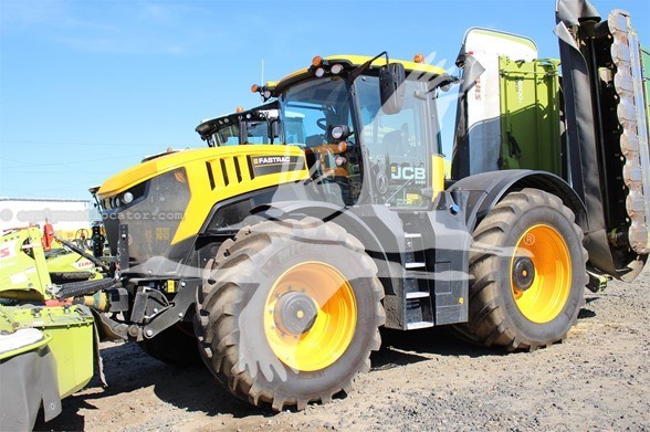 2019 JCB FASTRAC 8330 Image 2