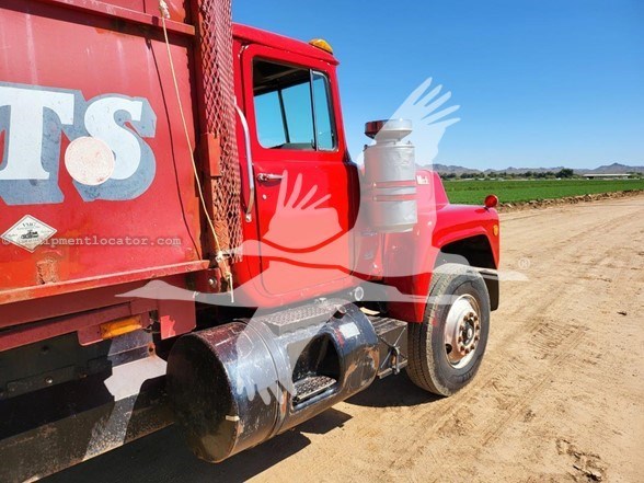 1989 Mack RD690S Image 10