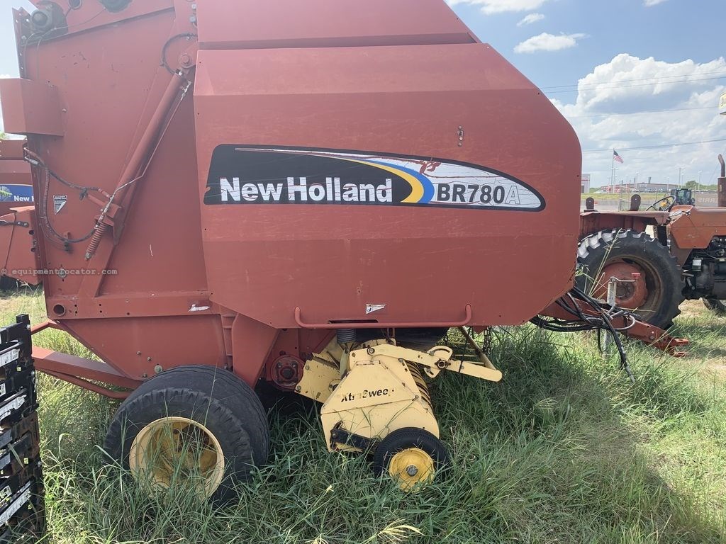 New Holland BR780A Image 1