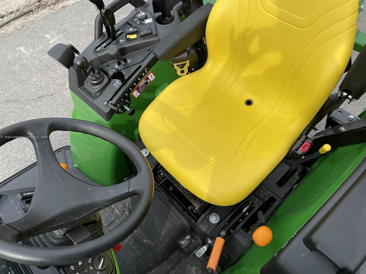 2024 John Deere 2032R Image 10