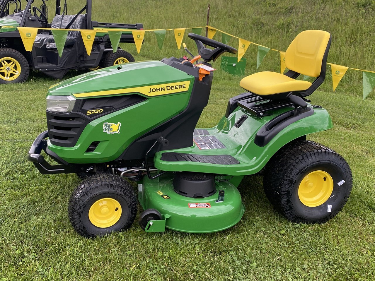 2022 John Deere S220 Riding Mower For Sale in St Clairsville Ohio