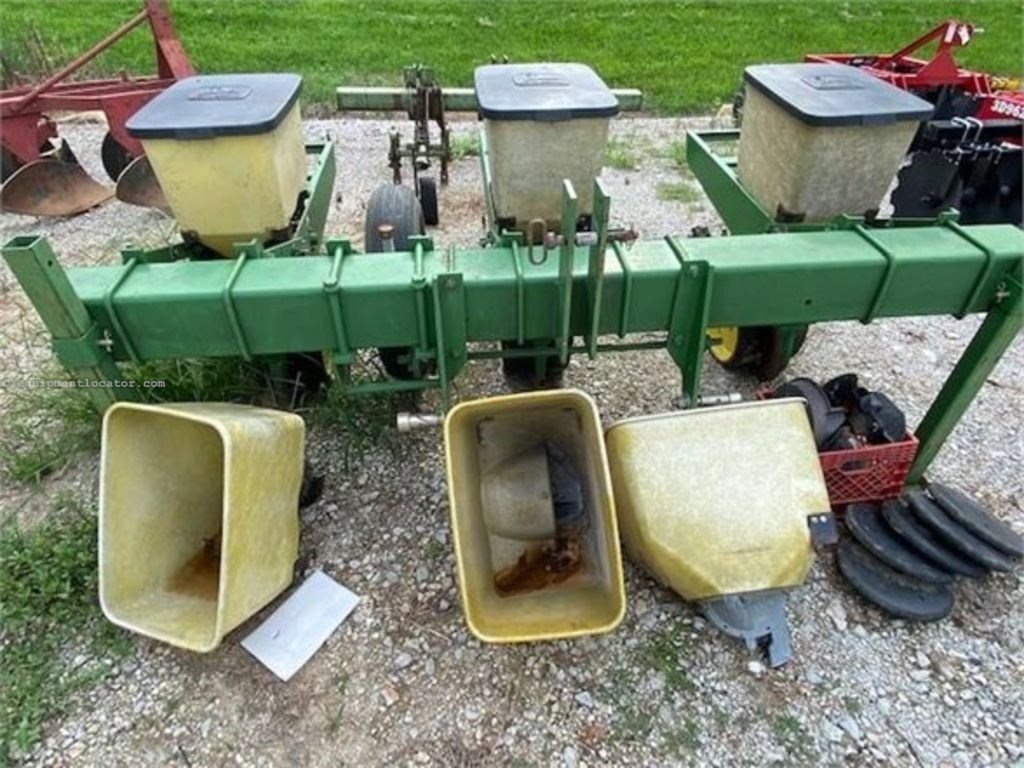 John Deere 7000 Planter For Sale in Arenzville Illinois