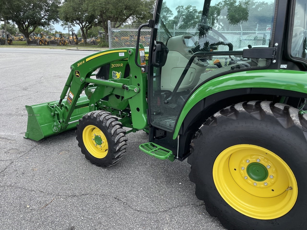 2024 John Deere 3039R Image 10