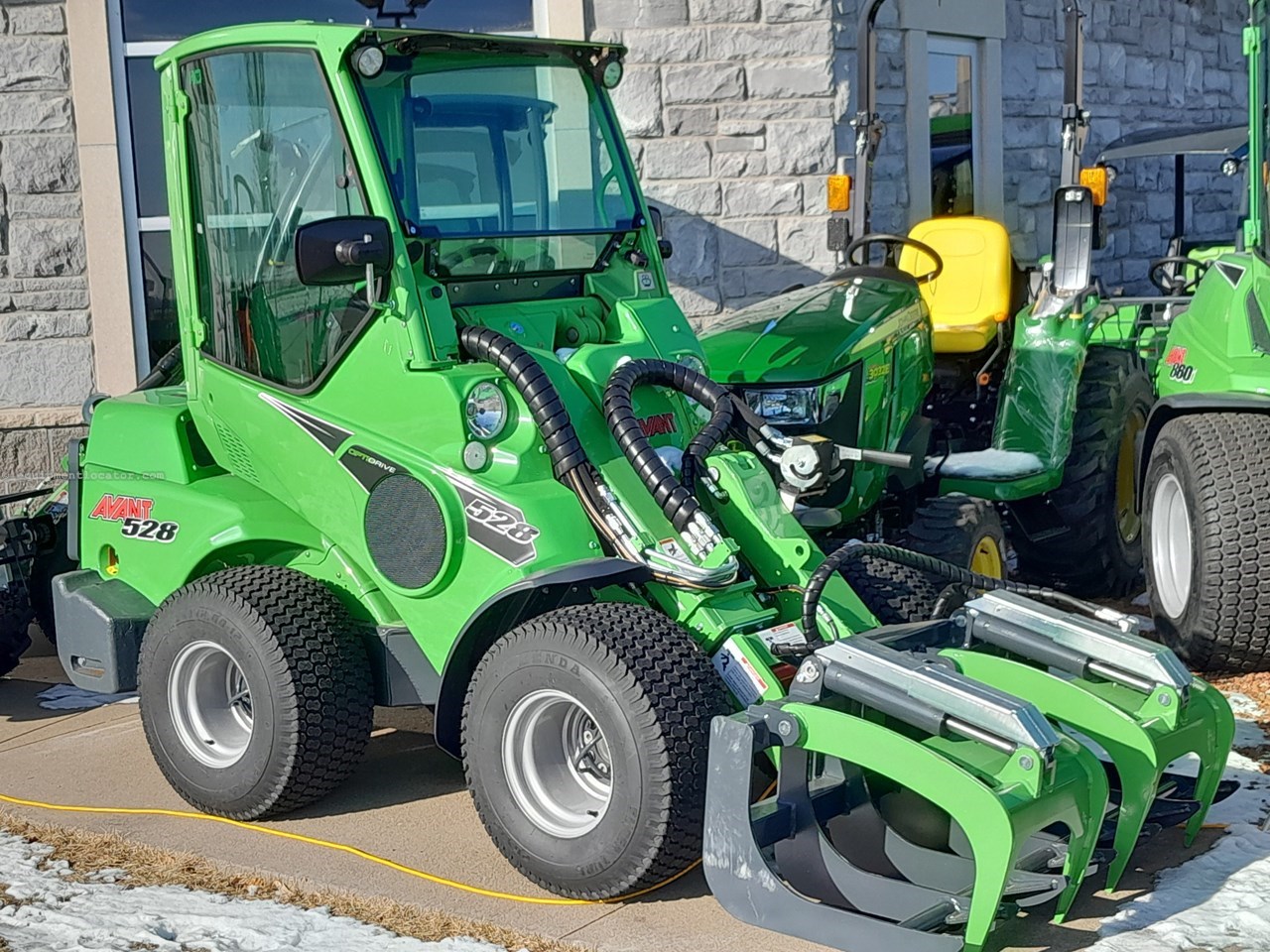 2023 Avant 528 loader Image 1