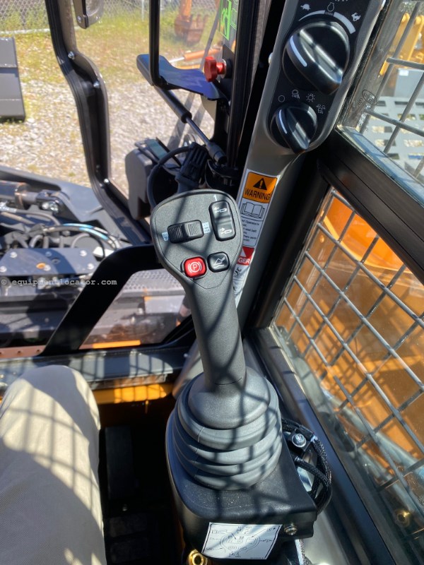 2023 Case TV620B Image 10