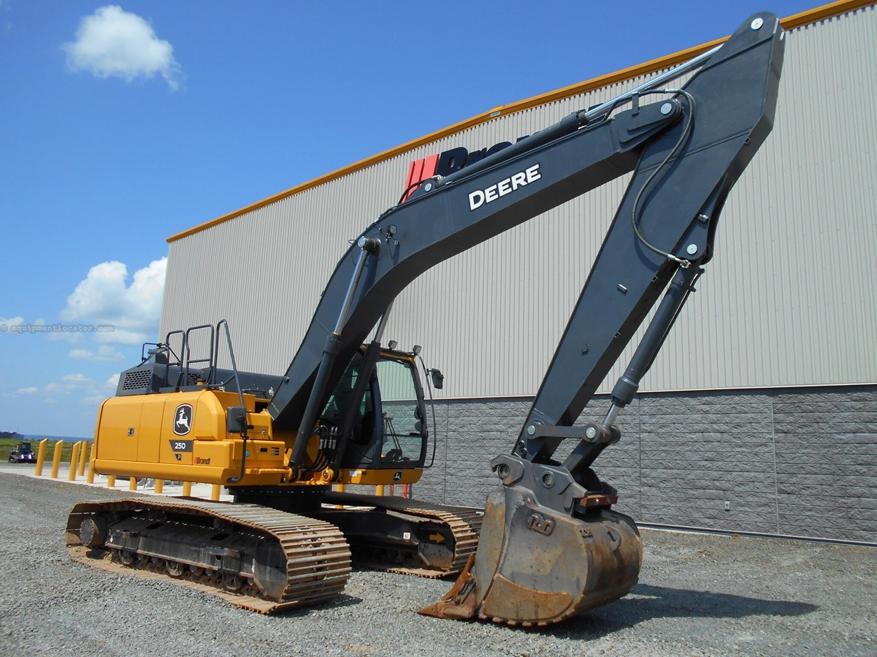 2023 John Deere 250 P Image 2