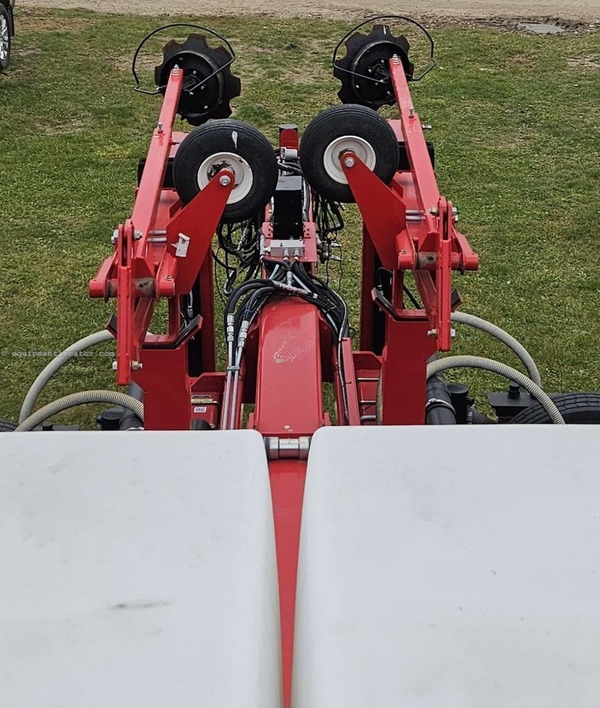 2015 White 9816 Image 4