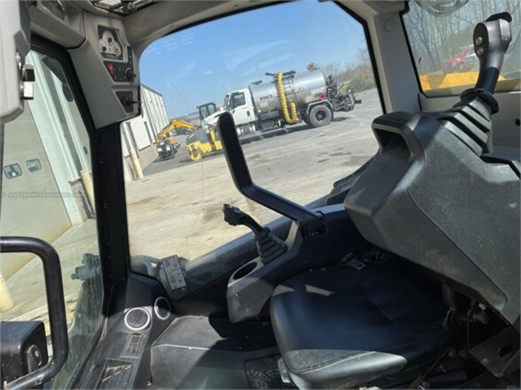 2018 JCB 300T Image 5