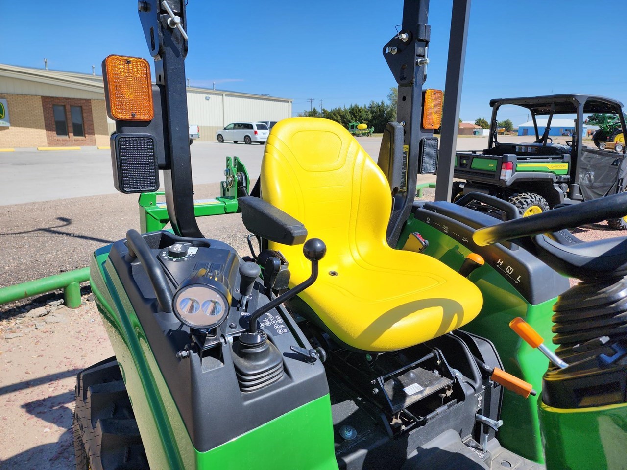 2020 John Deere 2032R Image 10