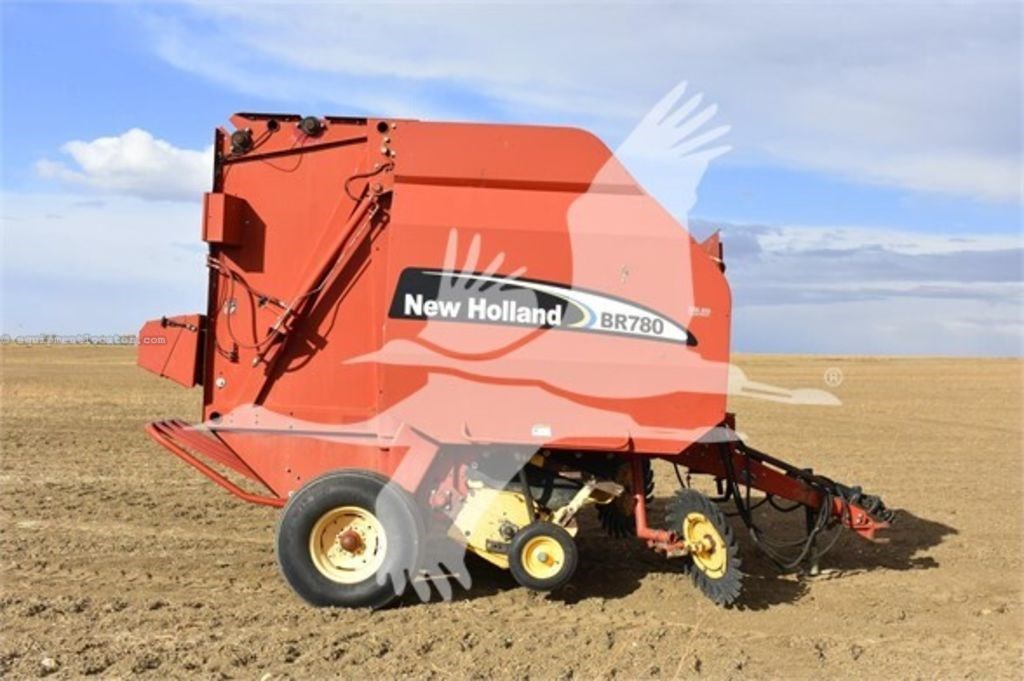 2005 New Holland BR780 Image 1