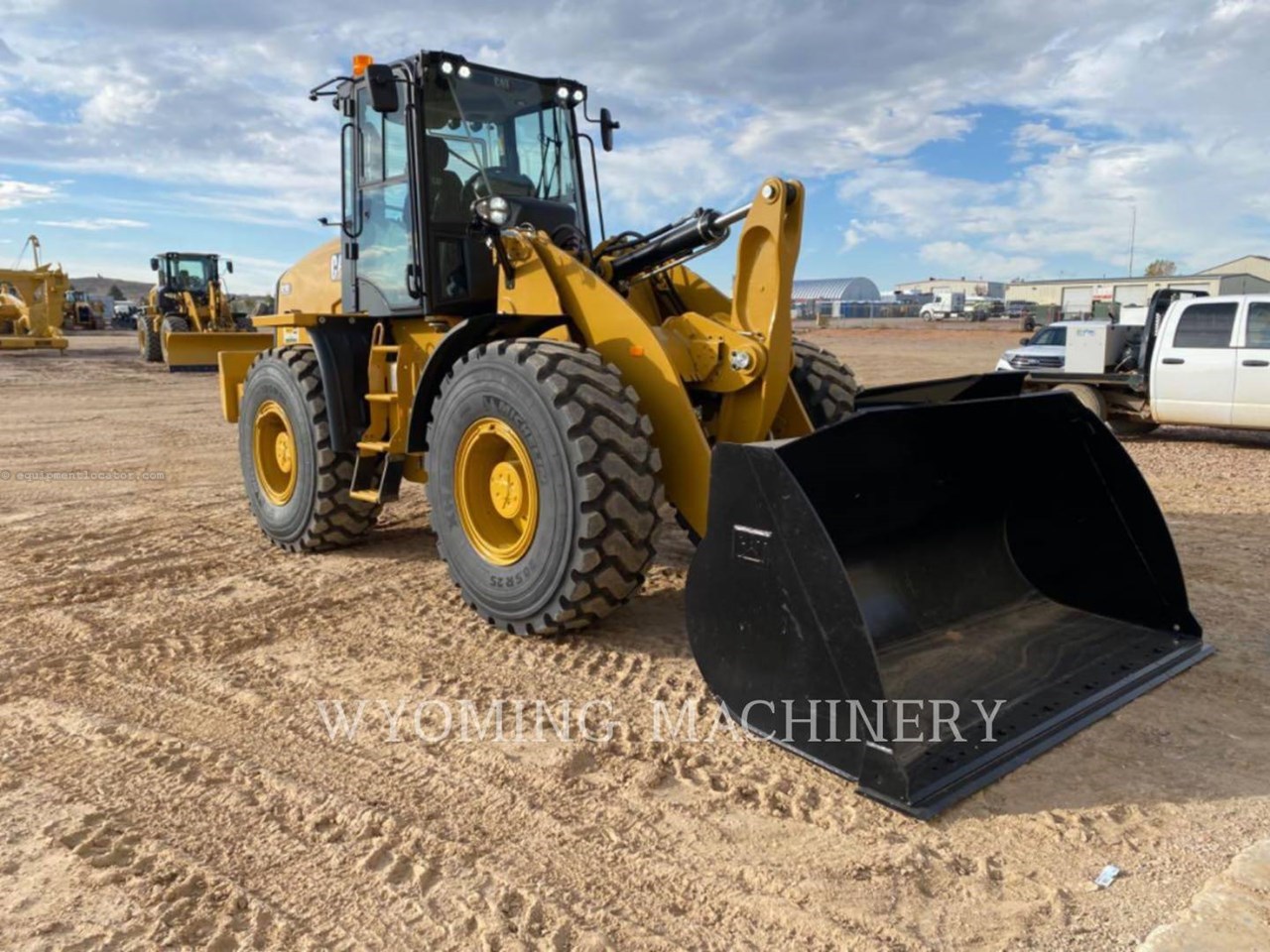 2023 Caterpillar 920 Image 2