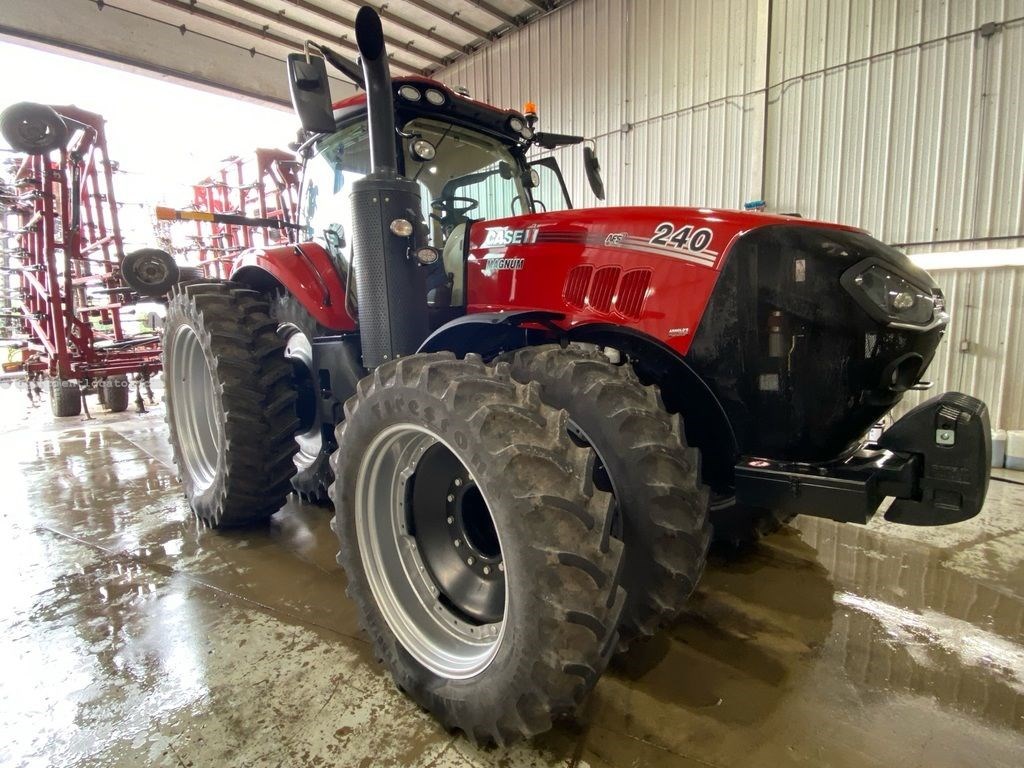 2022 Case IH 240 MAGNUM Image 2