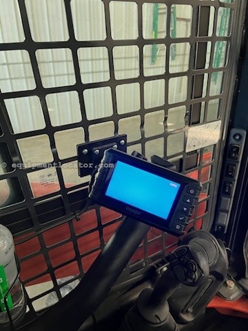 2022 Kubota SSV75 Image 10