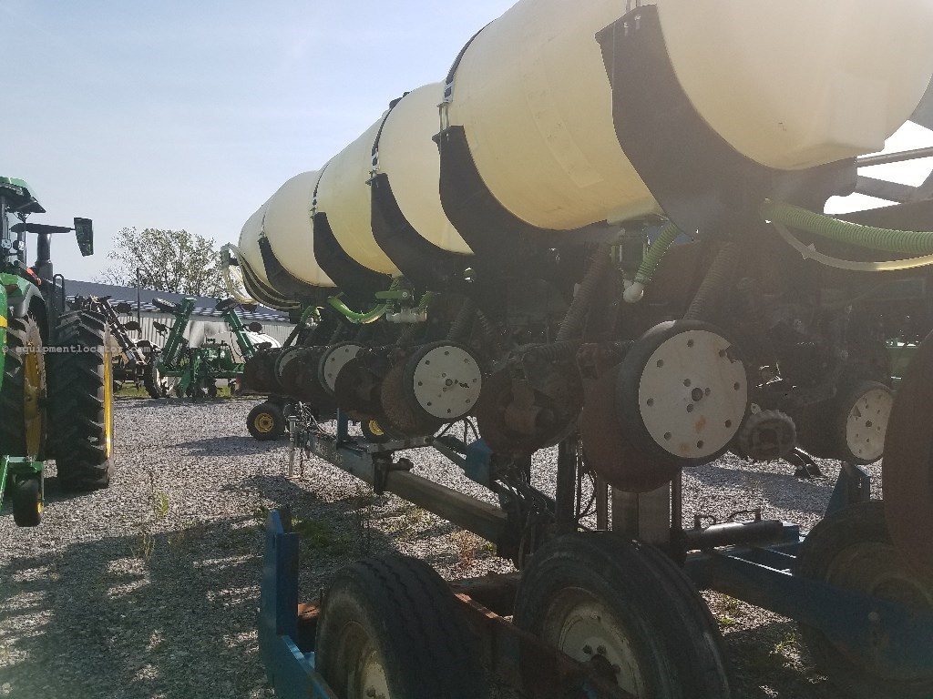 2001 Kinze 3600 Image 10