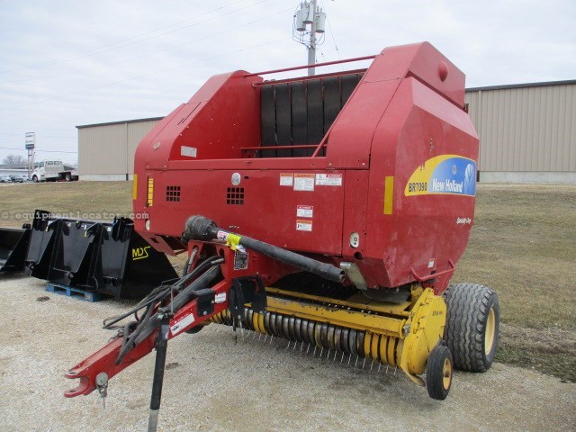 2011 New Holland BR7090 Image 1