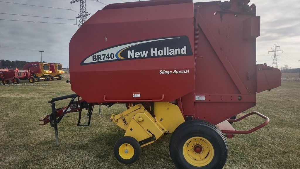 2005 New Holland BR740 Image 1