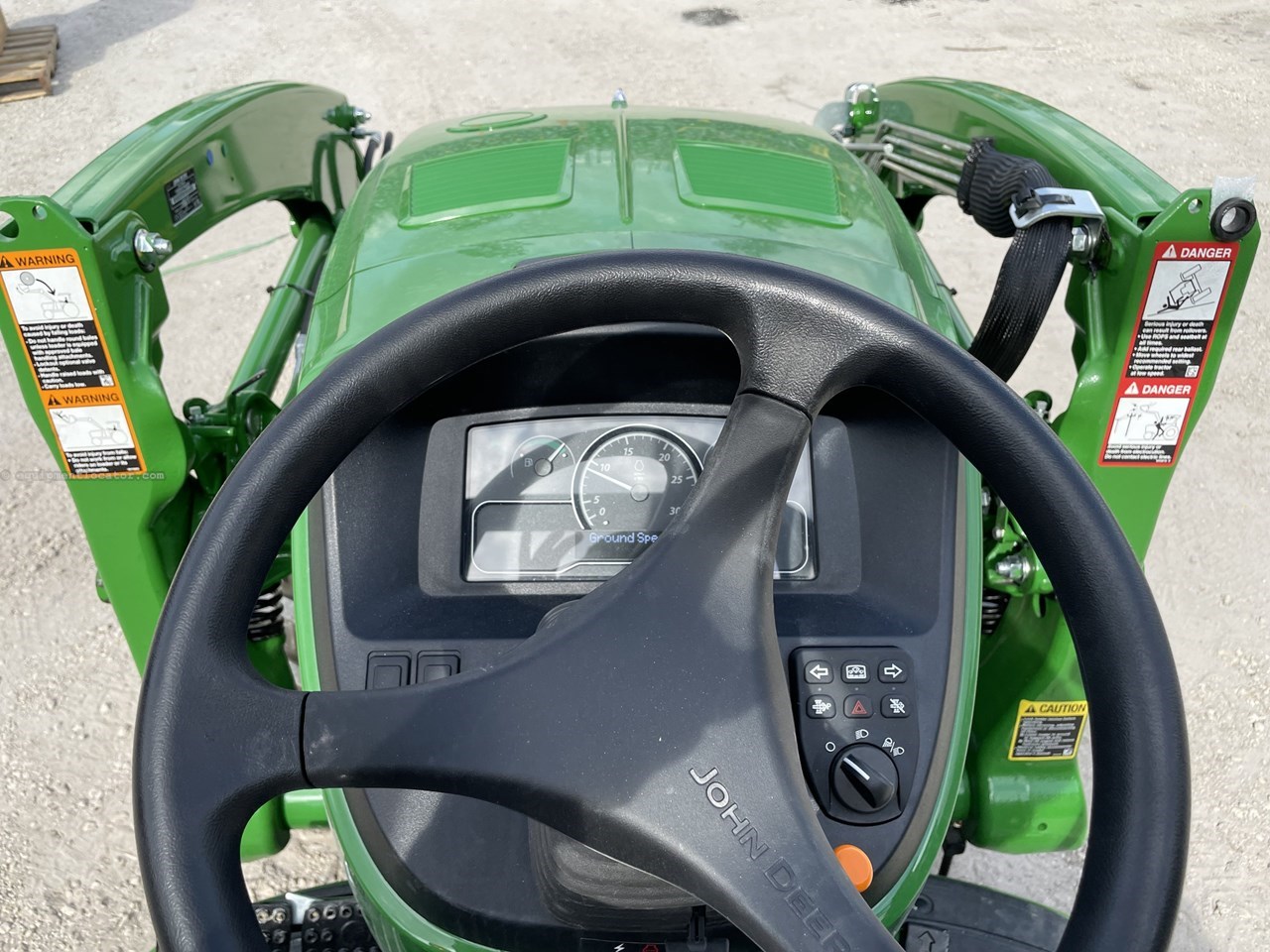 2025 John Deere 3046R Image 10