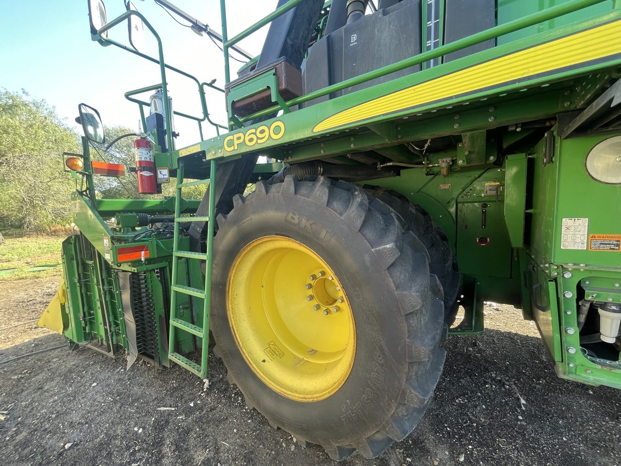 2018 John Deere CP690 Image 2