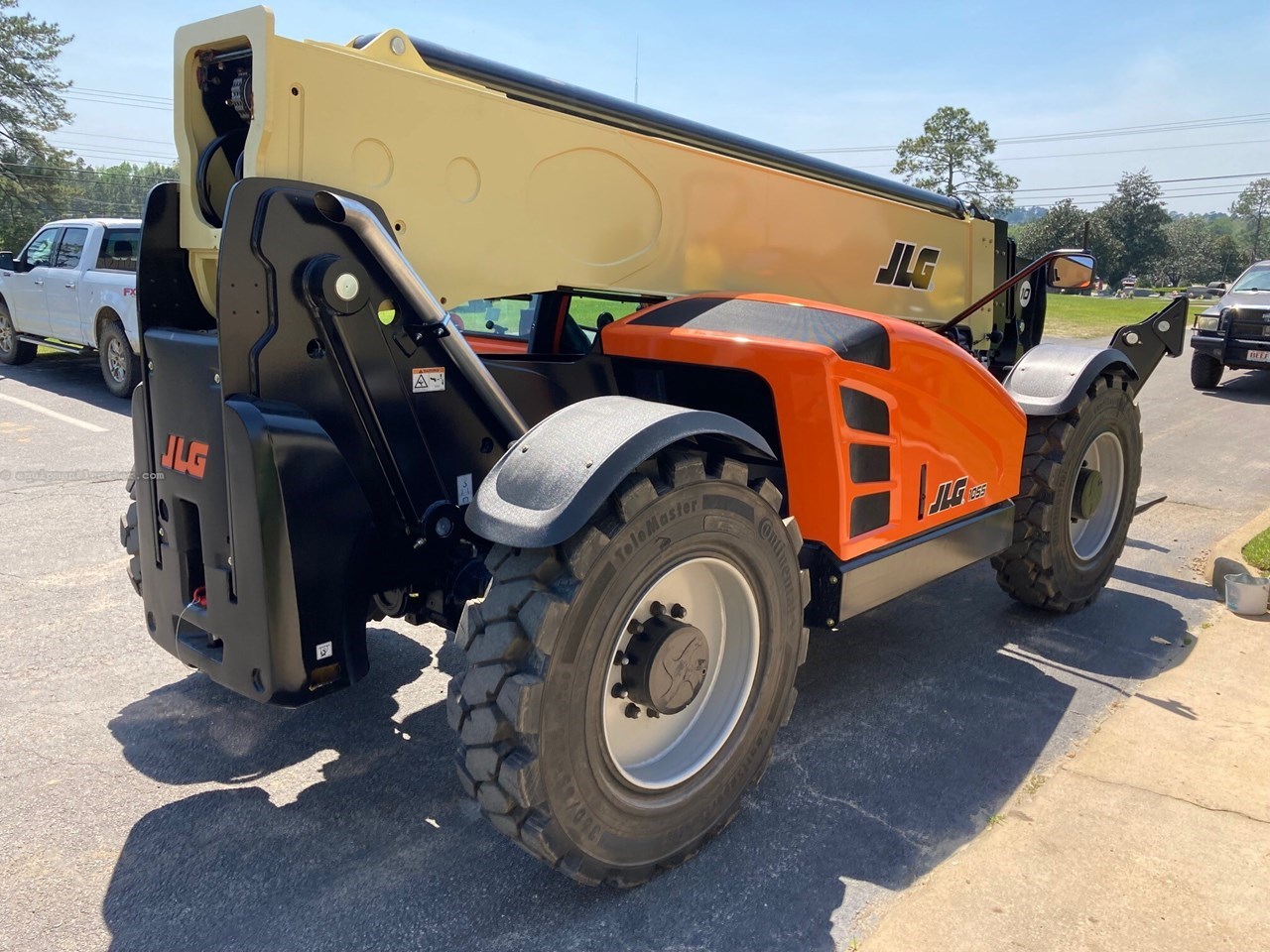 2025 JLG 1055 Image 5