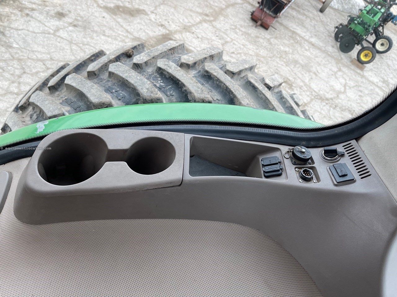 2016 John Deere 8320R Image 10